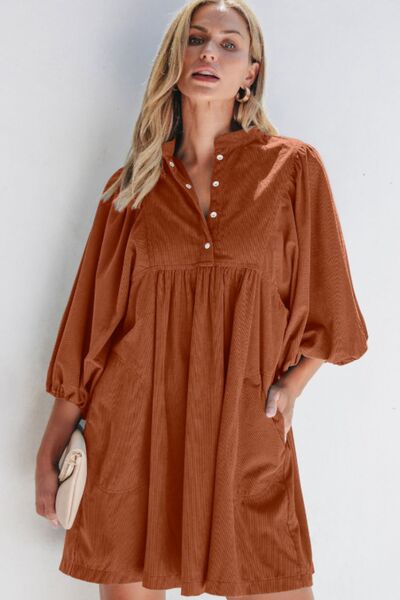 Kord-Kleid mit Viertel-Druckknopfleiste und Dreiviertelärmeln