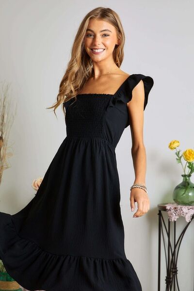 ADORA Smocked-Kleid mit eckigem Ausschnitt, Rüschen und Kappenärmeln