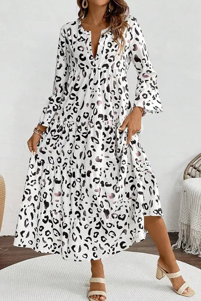 Gestuftes Leoparden-Kleid mit gekerbtem Dreiviertelarm