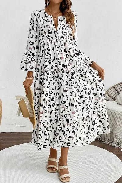 Gestuftes Leoparden-Kleid mit gekerbtem Dreiviertelarm