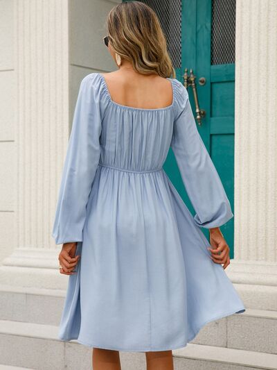 Carmenkleid mit Ballonärmeln und gesmoktem Oberteil