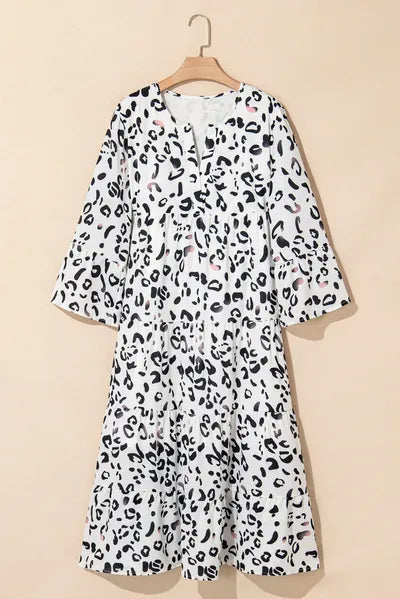 Gestuftes Leoparden-Kleid mit gekerbtem Dreiviertelarm