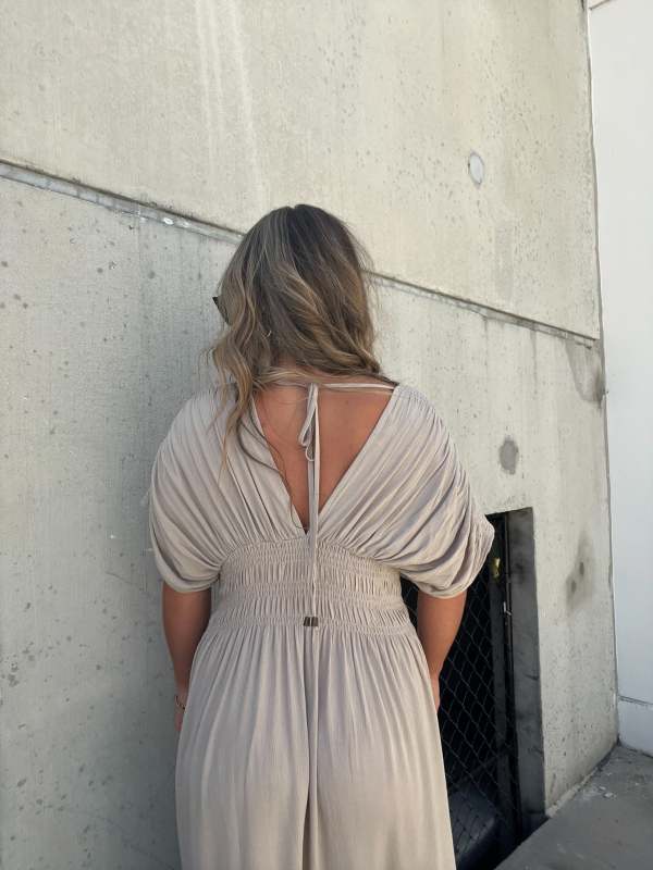 Kleid mit V-Ausschnitt, Schlitz und geraffter Taille (2 kaufen, kostenloser Versand)