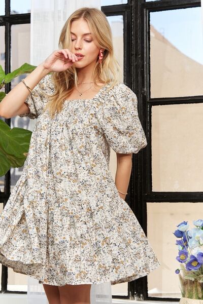 ADORA geblümtes Kleid mit eckigem Ausschnitt und Puffärmeln
