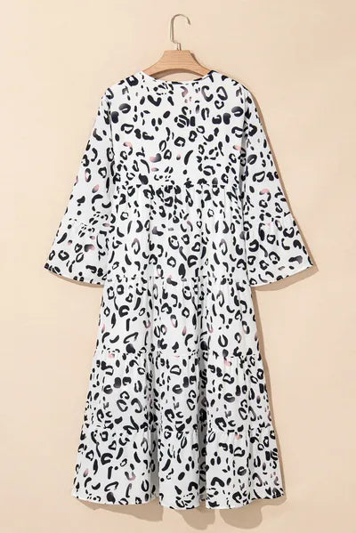 Gestuftes Leoparden-Kleid mit gekerbtem Dreiviertelarm