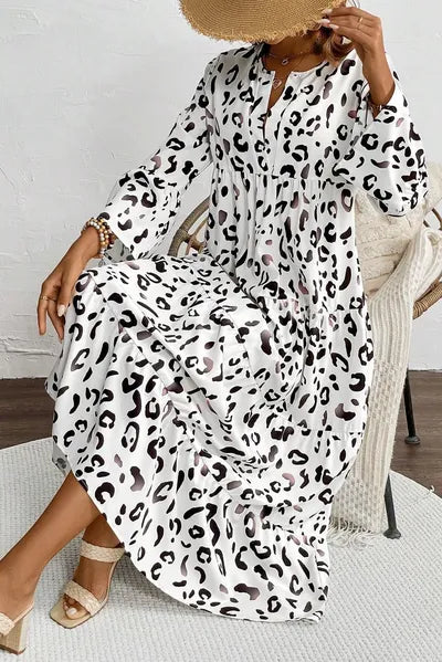 Gestuftes Leoparden-Kleid mit gekerbtem Dreiviertelarm